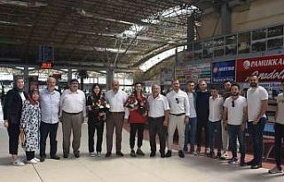 Meryem Betül Çavdar ve Kübra Kocakuş çiçeklerle...