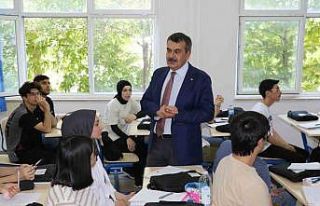 Milli Eğitim Bakanı Tekin, öğrencilerle bir araya