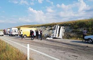 Minibüs ile kamyonet çarpıştı: 4 yaralı