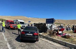 Minibüs ile otomobil çarpıştı: 12 yaralı