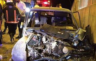 Minibüs ile otomobil çarpıştı: 2 yaralı