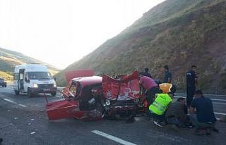 Minibüs ile otomobil kafa kafaya çarpıştı:3 yaralı