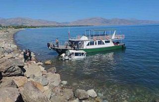 Minibüs Van Gölü’ne uçtu: 11 yaralı