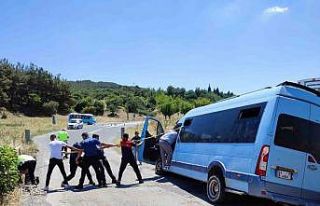 Minibüsün köprüden düşmemesi için iple sımsıkı...