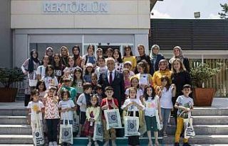 Minik öğrencilerden Rektör Çomaklı’ya ziyaret