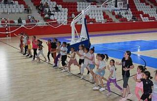 Minik voleybolcular ve minik yüzücüler çalışmalara...