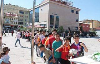 Minikler, Çalhanoğlu’na forma imzalatabilmek için...