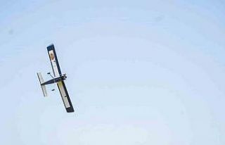 Model uçaklarla gökyüzünü renklendirdi