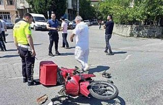 Moto kurye ile otomobil çarpıştı: 1 yaralı