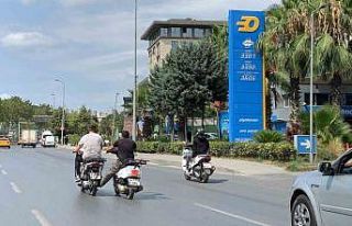 Motosiklet arıza yapınca yanındaki ayağıyla itti:...