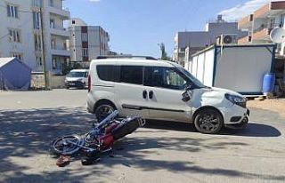 Motosiklet ile hafif ticari araç çarpıştı: 2...