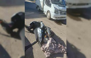 Motosiklet ile kamyonet çarpıştı: 3 yaralı