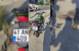 Motosiklet ile otomobil çarpıştı