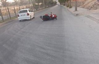 Motosiklet ile otomobil çarpıştı: 2 yaralı