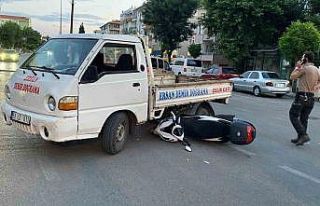 Motosiklet kamyonet altına girdi: Sürücüsü kazayı...