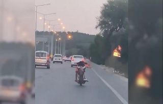 Motosikleti yatarak kullanan sürücü kameraya yakalandı