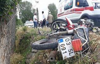 Motosikletin otomobille çarpıştığı kazada 2...