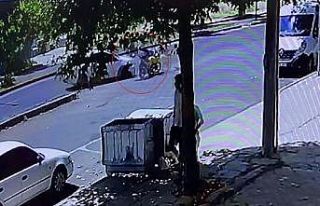 Motosikletin sağdan geçmek istediği otomobille...