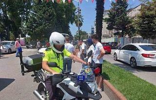 Motosikletle otomobil çarpıştı