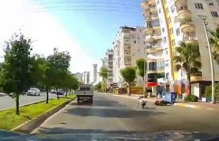 Motosikletlinin, yola dökülen yağdan kayıp düştüğü...