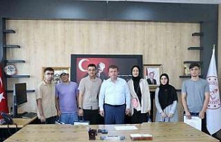 Müdür Aşçı, derece yapan öğrencileri makamında...