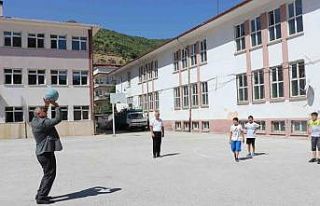 Müdür Sünnetci öğrencilerle basketbol oynadı