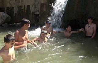 Muşlu çocuklar suda halay çekerek serinledi