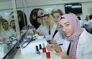 Nail art ve protez tırnak, kadınların gelir kapısı...