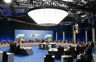 NATO liderleri zirvenin ilk oturumuna katıldı
