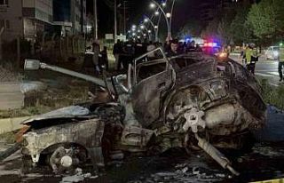 Niğde’de otomobil yayaya çarptıktan sonra yandı:...