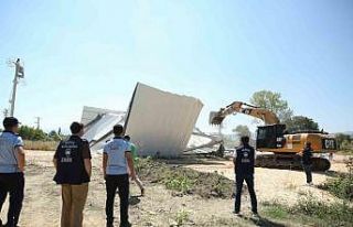 Nilüfer’de iki kaçak yapı daha yıkıldı