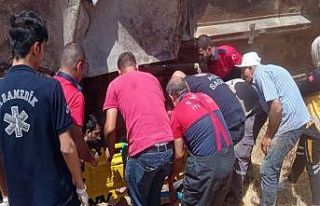 Nusaybin’de üzerine su tankeri devrilen vatandaş...