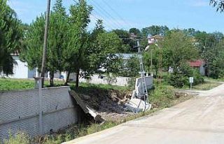 Okulun istinat duvarı sel sularına dayanamadı