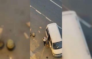 Öldüresiye dövdüğü kadını kanlar içinde araca...