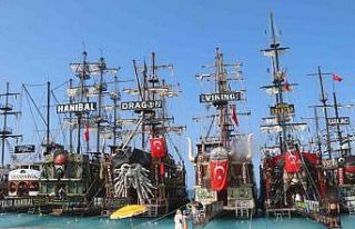 Ölüdeniz’de tekneciler çifte bayram kutladı