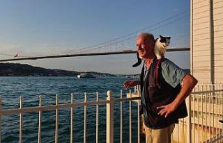 Omzundaki kedisi ile İstanbul’u karış karış...