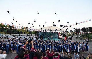 Ön lisans öğrencilerinin mezuniyet coşkusu