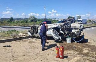 Önce patpata sonra direğe çarpan otomobil takla...