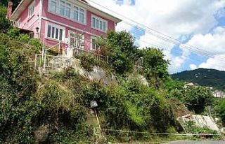 Ordu heyelan sonucu bir evin istinat duvarı yıkıldı