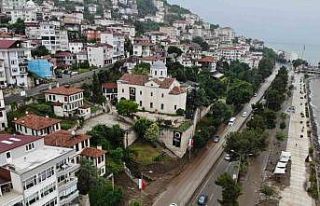 Ordu’da sel ve heyelan nedeniyle kapanan sahil yolu...