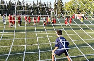 Osmaniye’de yaz spor okullarında çocuklar eğlenerek...