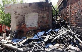 Otluk alanda çıkan yangın müstakil evin odunluğuna...