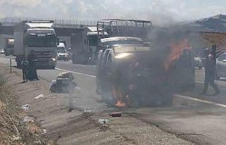 Otobanda alev alan kamyonetten son anda kurtuldular