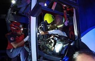 Otobüs, beton mikserine çarptı: 2’si ağır 44...