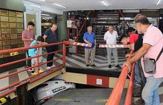 Otomobil, asansörlü otoparka sıkıştı