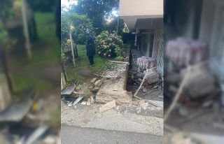 Otomobil bahçe duvarını yıktı