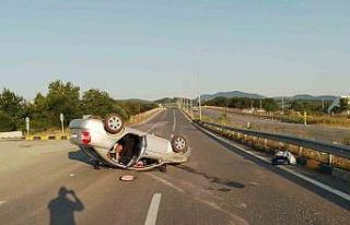 Otomobil bariyerleri aştı, karşı şeritte takla...