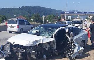Otomobil beton bariyerlere çarptı: 3’ü çocuk...