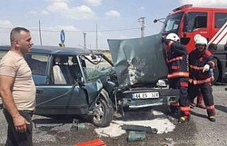 Otomobil ile hafif ticari araç çarpıştı: 3 yaralı