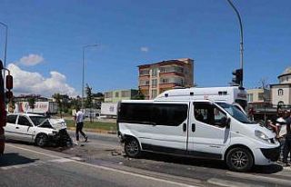 Otomobil kırmızı ışıkta bekleyen ticari araca...